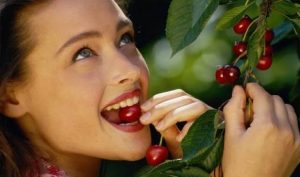 Черешня при грудному вигодовуванні: користь, ризики та практичні рекомендації