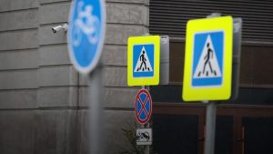 Хто встановлює дорожні знаки в Україні
